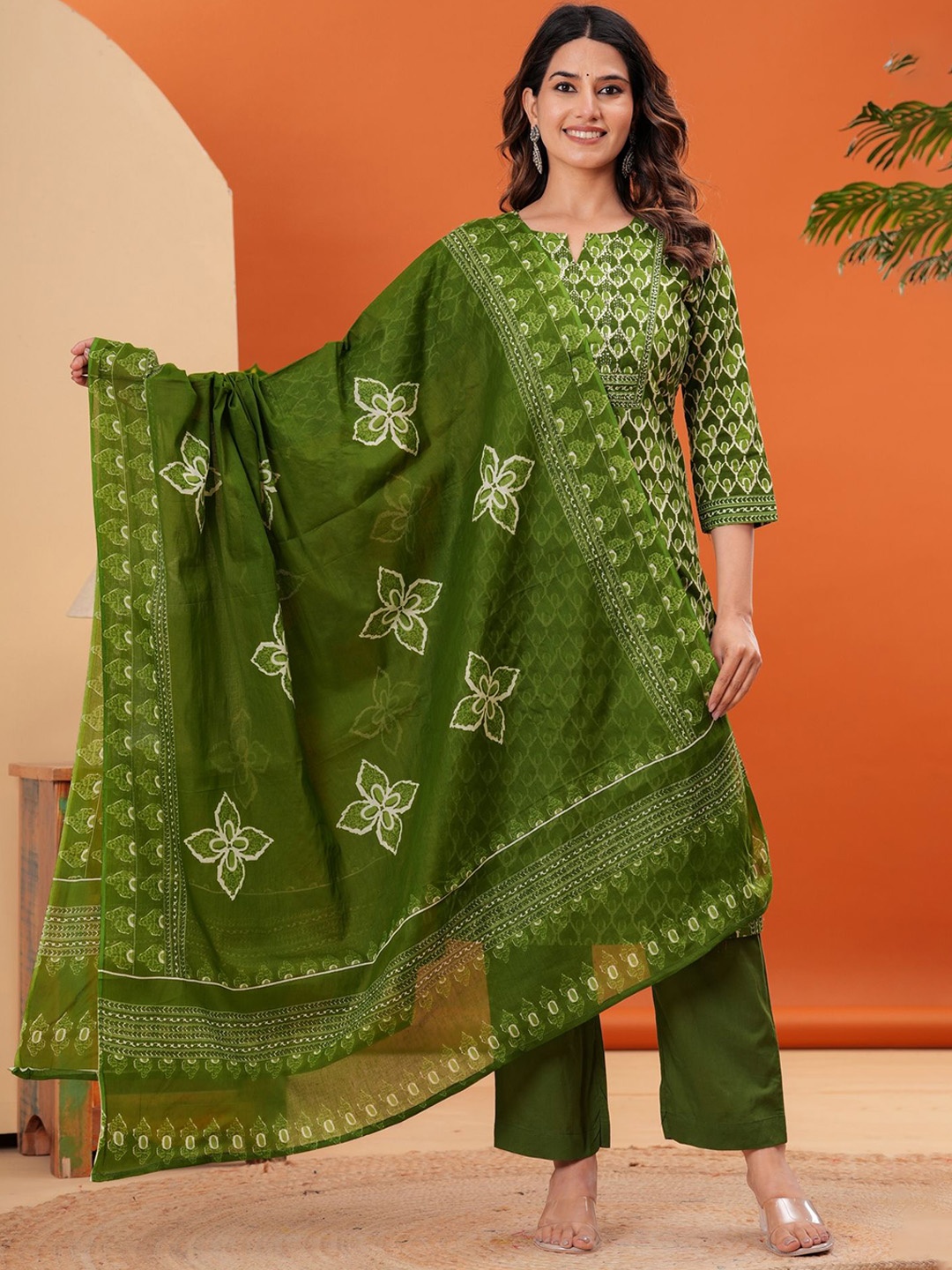 Kanahari Women Floral Yoke Design Regular Thread Work Pure Cotton Kurta with Trousers & With Dupatta, Green
Kanahari Women Floral Yoke Design Regular Thread Work Pure Cotton Kurta with Trousers & With Dupatta, Green