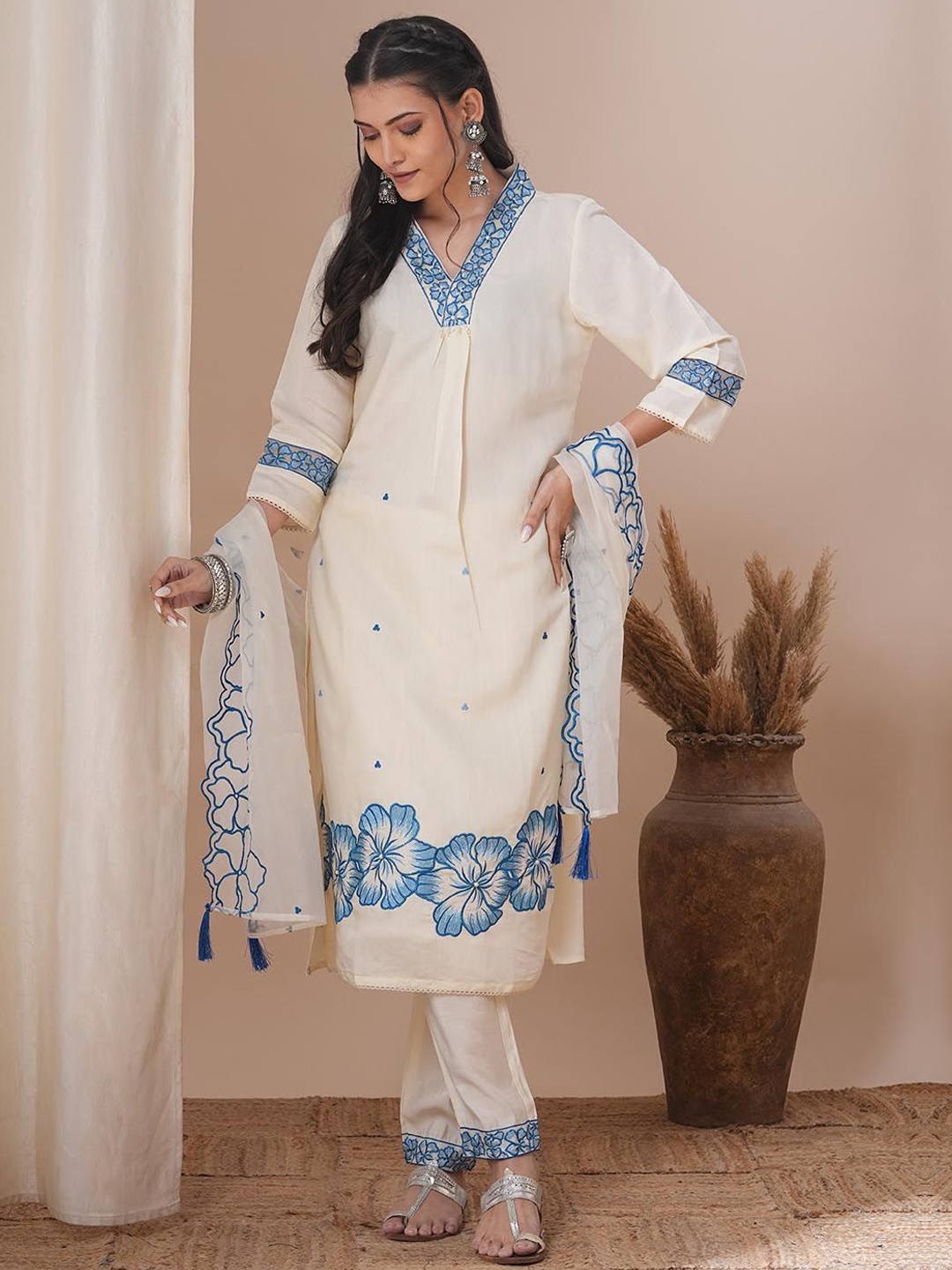 FASHOR Women Floral Embroidered Regular Thread Work Kurta with Trousers & With Dupatta, Off white
FASHOR Women Floral Embroidered Regular Thread Work Kurta with Trousers & With Dupatta, Off white