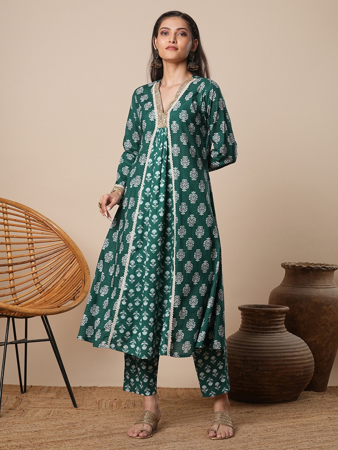 FASHOR Women Floral Printed Panelled Sequinned Pure Cotton Kurta with Trousers, Green
FASHOR Women Floral Printed Panelled Sequinned Pure Cotton Kurta with Trousers, Green