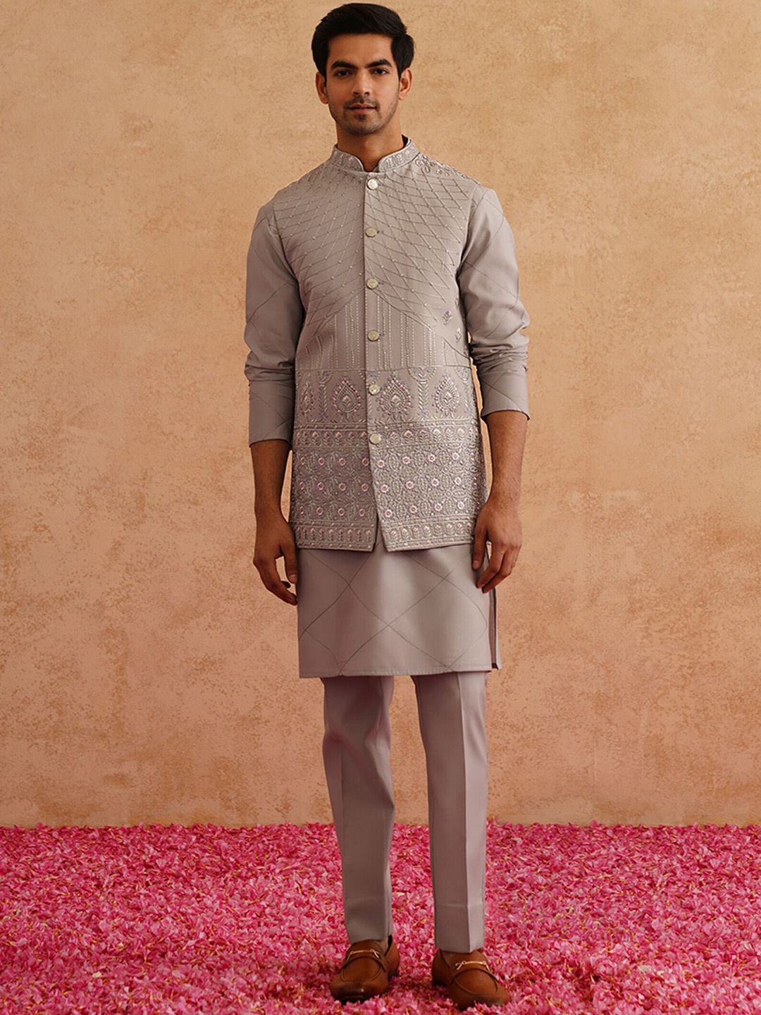 Denis Parkar Men Floral Embroidered Regular Thread Work Kurta with Trousers, Grey
Denis Parkar Men Floral Embroidered Regular Thread Work Kurta with Trousers, Grey