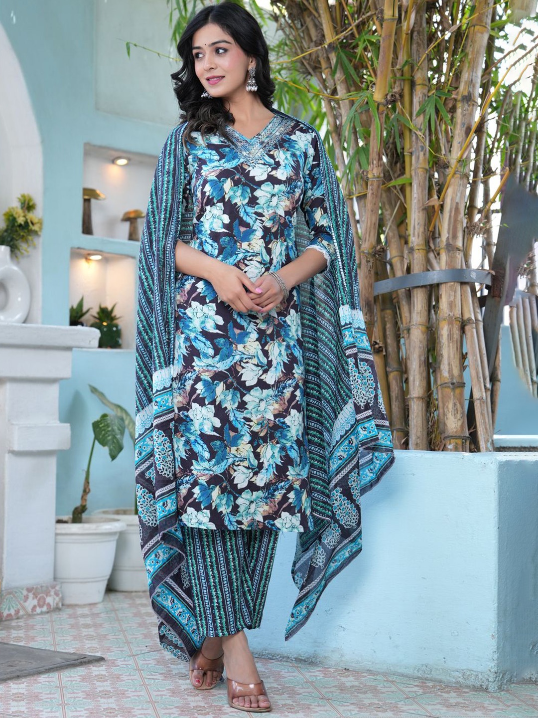 SINGNI Women Floral Printed Regular Pure Cotton Kurta with Trousers & With Dupatta, Black
SINGNI Women Floral Printed Regular Pure Cotton Kurta with Trousers & With Dupatta, Black