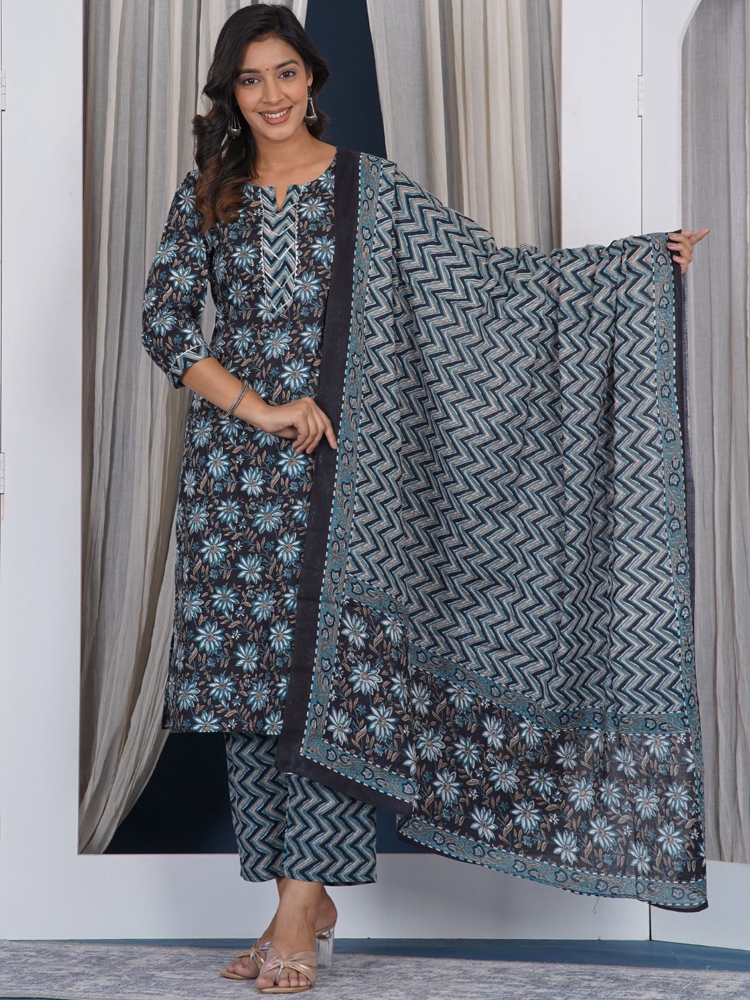Prathmikta Women Floral Printed Regular Pure Cotton Kurta with Trousers & With Dupatta, Grey
Prathmikta Women Floral Printed Regular Pure Cotton Kurta with Trousers & With Dupatta, Grey