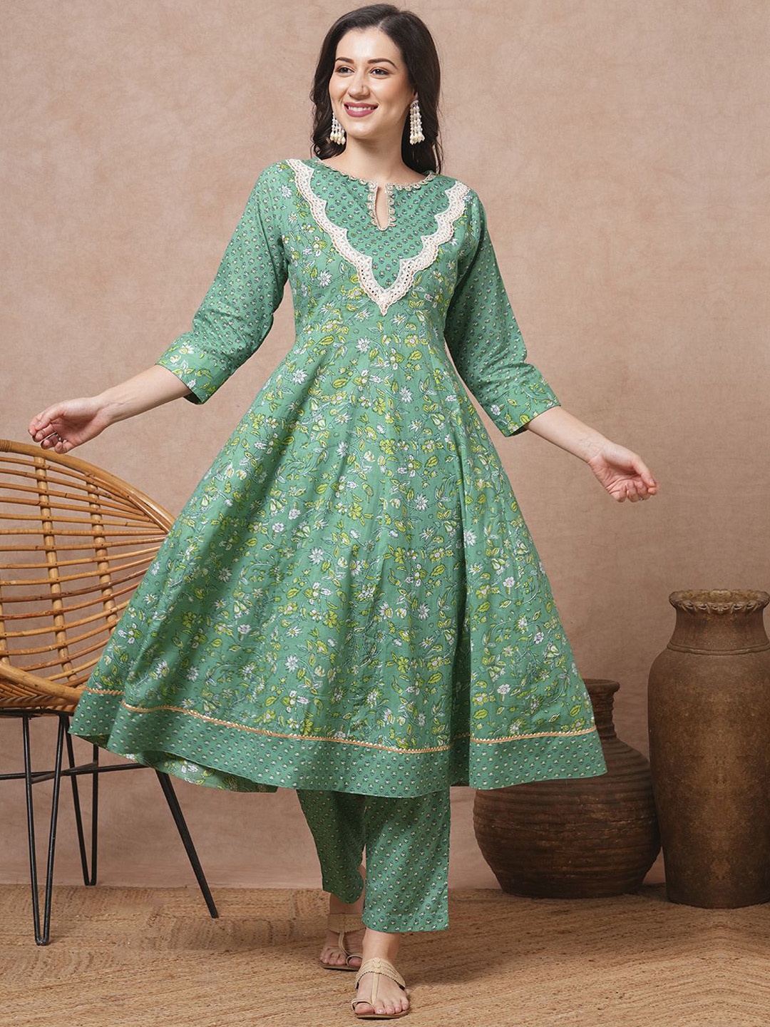 FASHOR Women Floral Printed Regular Mirror Work Pure Cotton Kurta with Trousers, Green
FASHOR Women Floral Printed Regular Mirror Work Pure Cotton Kurta with Trousers, Green