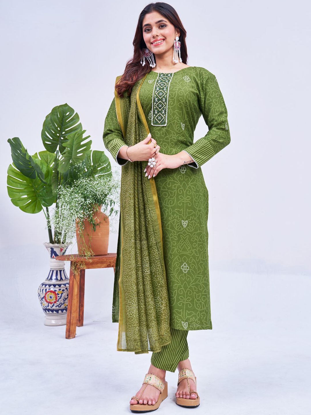 HERE&NOW Women Floral Printed Regular Kurta with Trousers & With Dupatta, Green
HERE&NOW Women Floral Printed Regular Kurta with Trousers & With Dupatta, Green