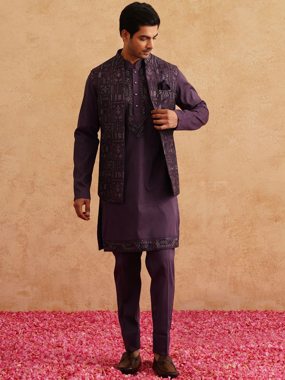 Denis Parkar Men Floral Embroidered Regular Thread Work Kurta with Trousers, Purple
Denis Parkar Men Floral Embroidered Regular Thread Work Kurta with Trousers, Purple