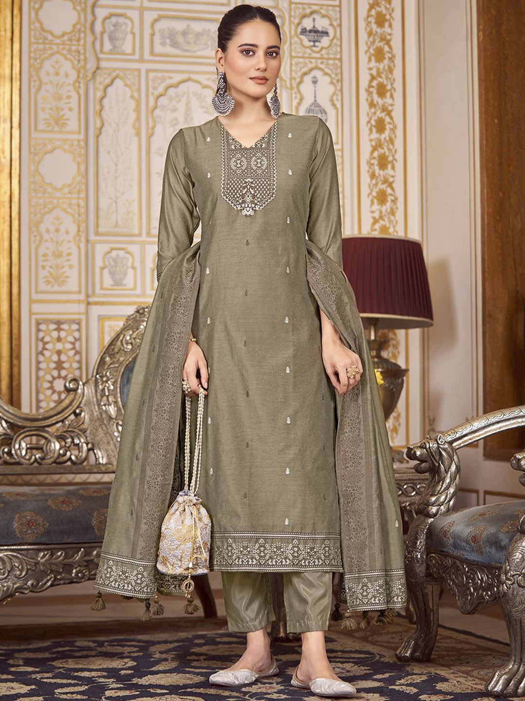 Fourleaf Women Ethnic Motifs Regular Thread Work Kurta with Trousers & With Dupatta, Grey
Fourleaf Women Ethnic Motifs Regular Thread Work Kurta with Trousers & With Dupatta, Grey