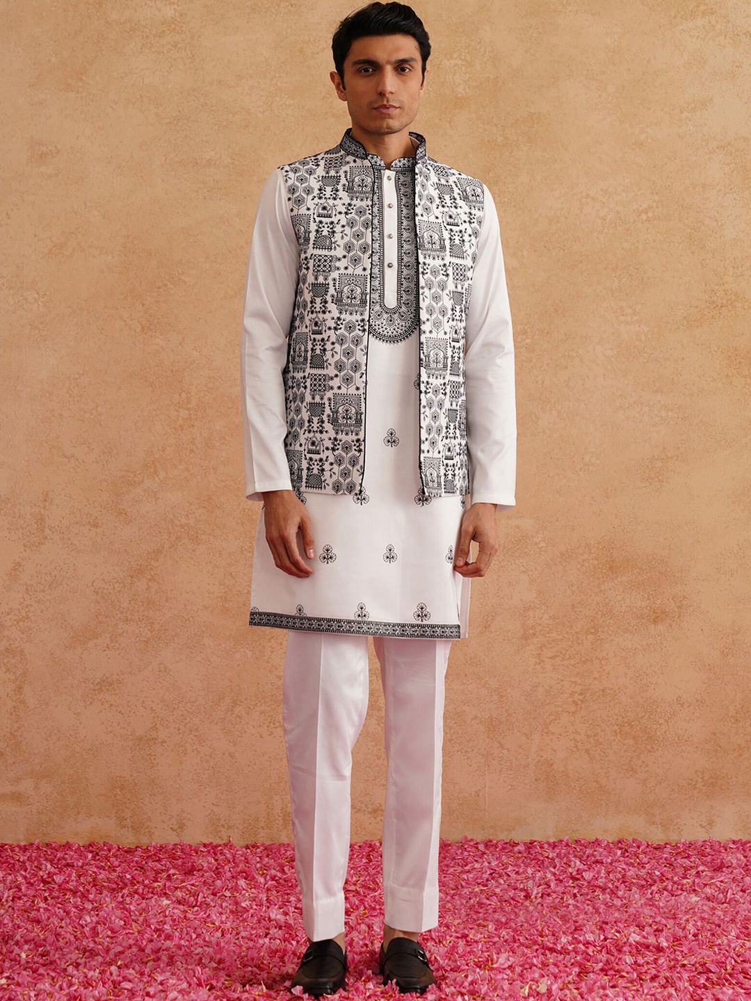 Denis Parkar Men Floral Embroidered Regular Thread Work Kurta with Trousers, White
Denis Parkar Men Floral Embroidered Regular Thread Work Kurta with Trousers, White