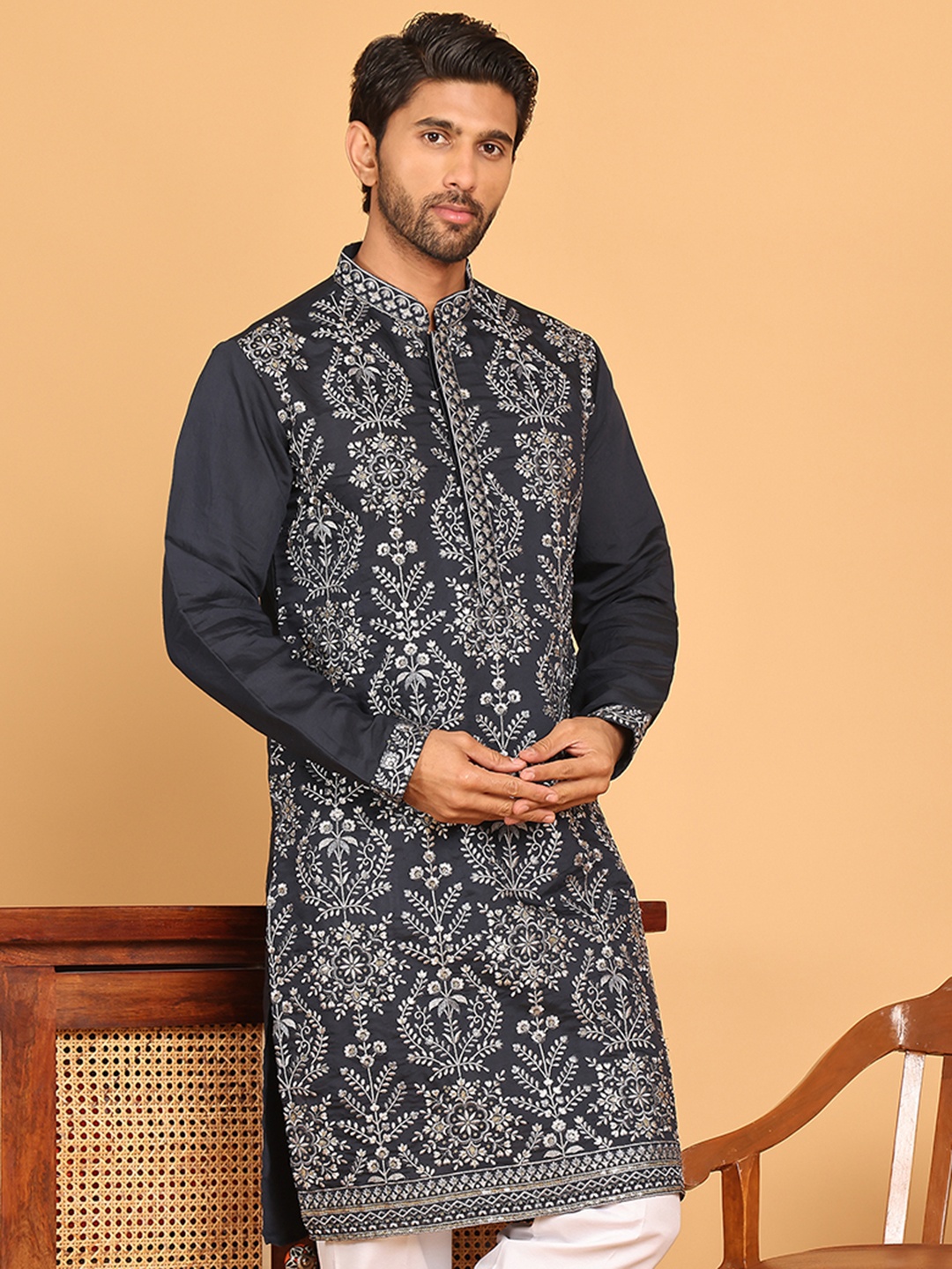 Jompers Floral Embroidered Mandarin Collar Silk Thread Work Straight Kurta, Navy blue
Jompers Floral Embroidered Mandarin Collar Silk Thread Work Straight Kurta, Navy blue