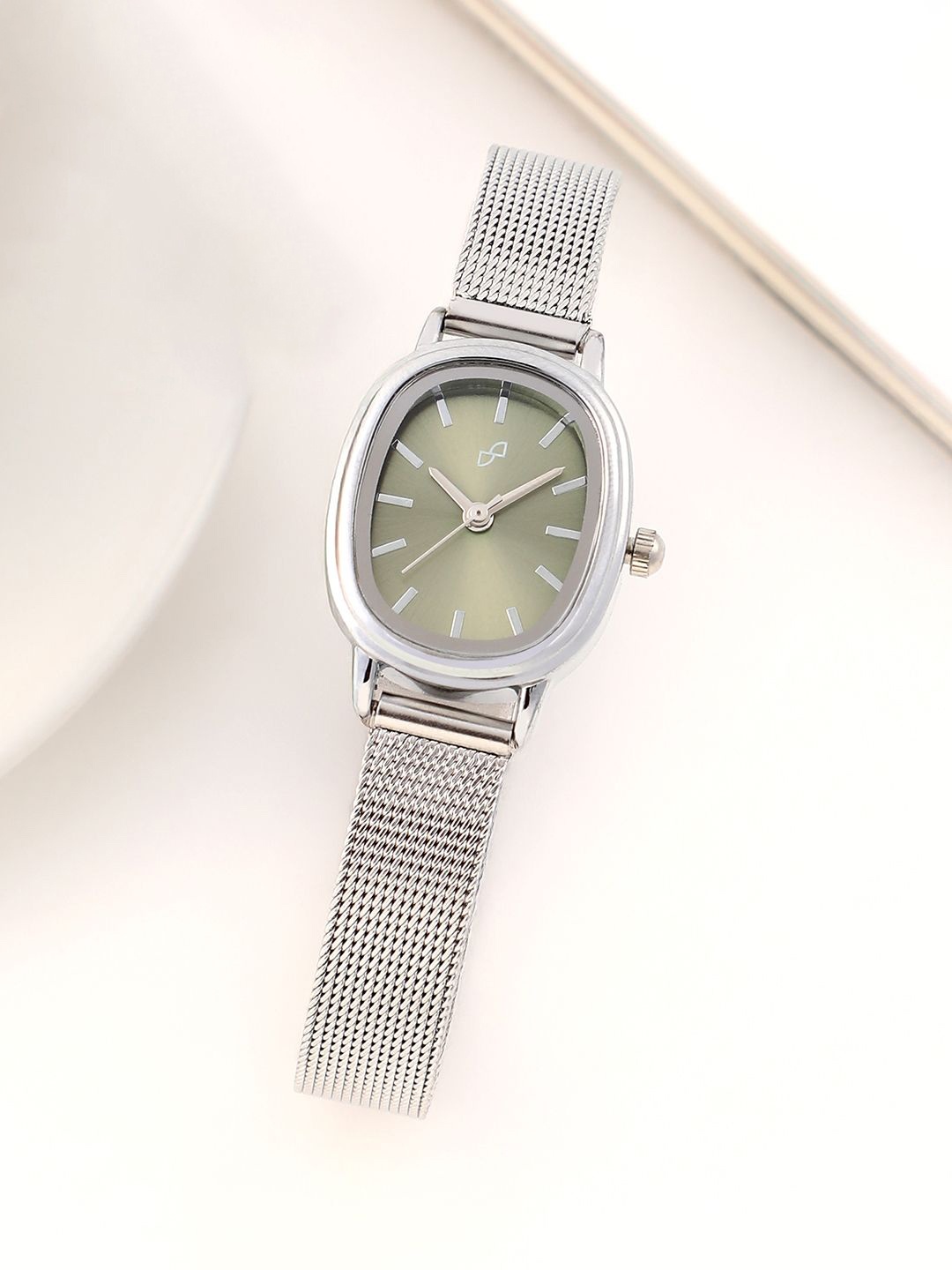 HAUTE SAUCE by Campus Sutra Women Dial & Stainless Steel Bracelet Style Straps Analogue Watch AW25_HSWC1269, Silver
HAUTE SAUCE by Campus Sutra Women Dial & Stainless Steel Bracelet Style Straps Analogue Watch AW25_HSWC1269, Silver
