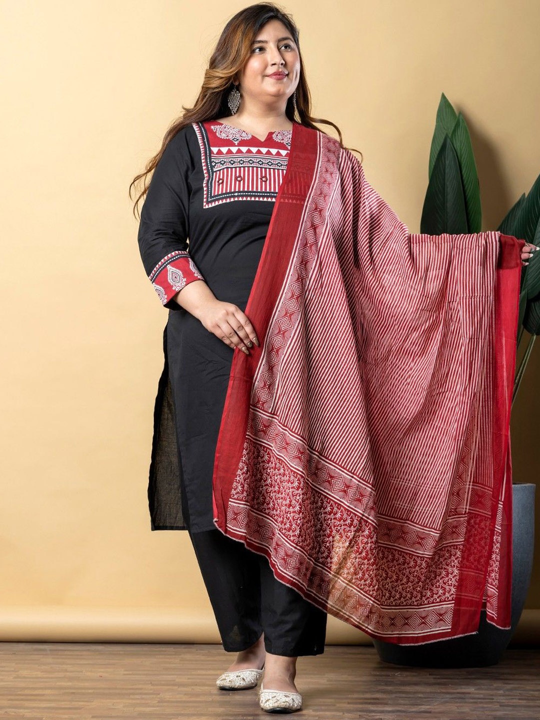 Readiprint Women Paisley Printed Regular Mirror Work Pure Cotton Kurta with Palazzos & With Dupatta, Black
Readiprint Women Paisley Printed Regular Mirror Work Pure Cotton Kurta with Palazzos & With Dupatta, Black