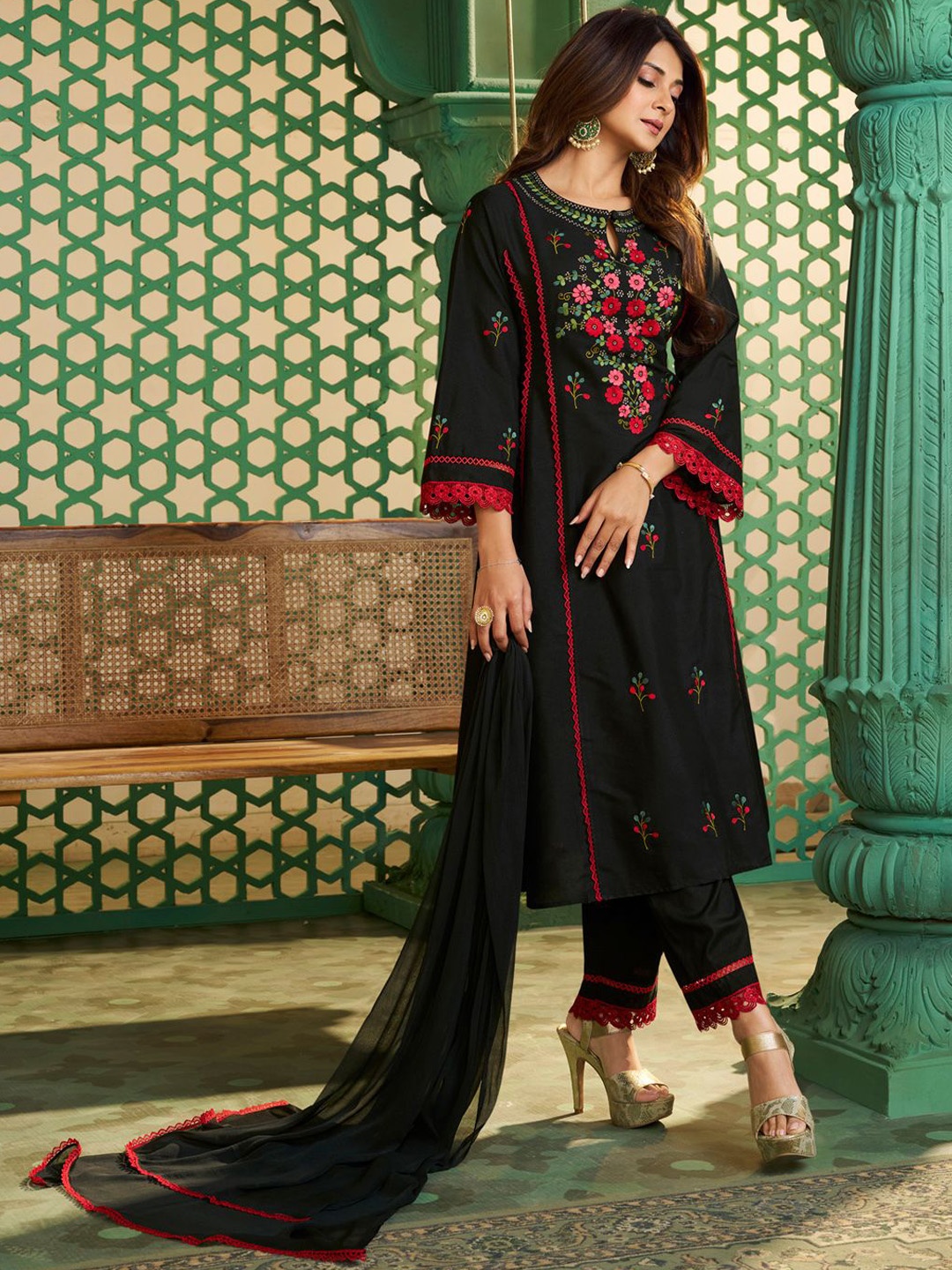 Bhama Couture Jennifer Winget Keyhole Neck Cotton Silk A-Line Kurta With Trouser & Dupatta, Black
Bhama Couture Jennifer Winget Keyhole Neck Cotton Silk A-Line Kurta With Trouser & Dupatta, Black