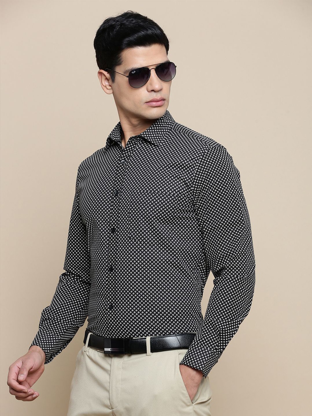 INVICTUS Men Standard Slim Fit Spread Collar Geometric Printed Cotton Formal Shirt, Black
INVICTUS Men Standard Slim Fit Spread Collar Geometric Printed Cotton Formal Shirt, Black