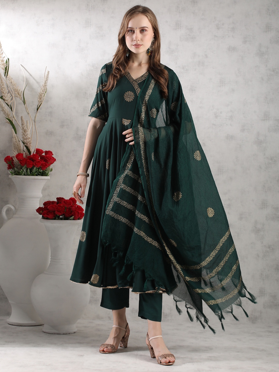 DIVASTRI Floral Printed V-Neck Gotta Patti Anarkali Kurta With Trousers And Dupatta, Green
DIVASTRI Floral Printed V-Neck Gotta Patti Anarkali Kurta With Trousers And Dupatta, Green