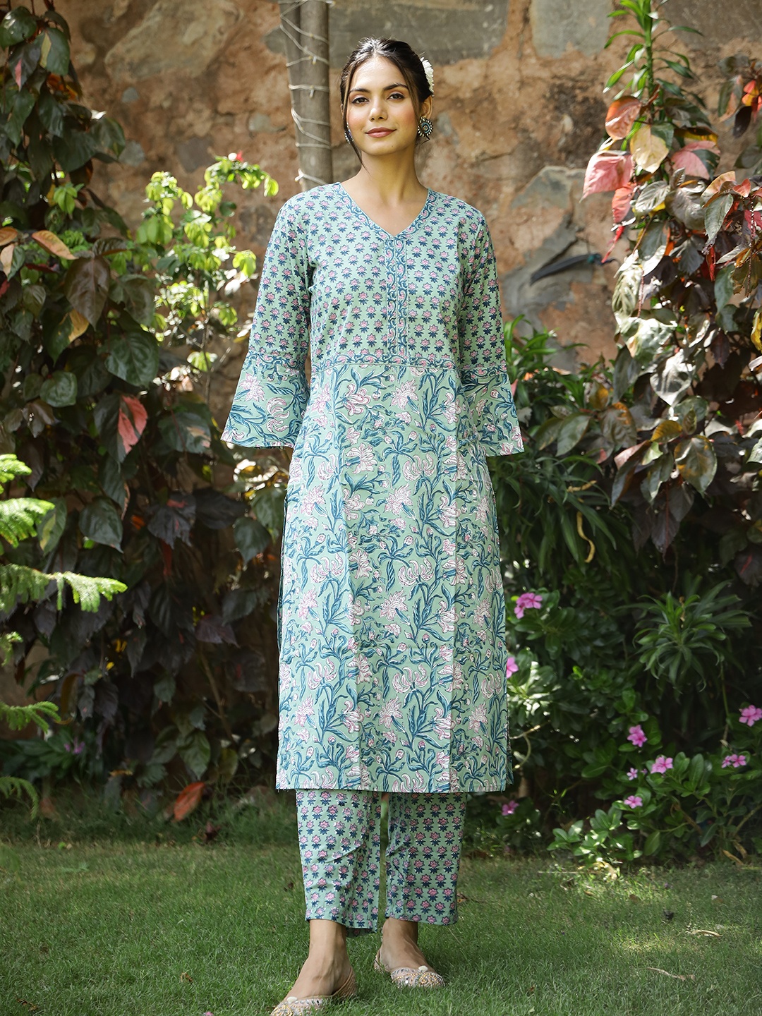 The Ethnic Label Floral Printed Pure Cotton V-Neck Straight Kurta With Trousers, Sea green
The Ethnic Label Floral Printed Pure Cotton V-Neck Straight Kurta With Trousers, Sea green
