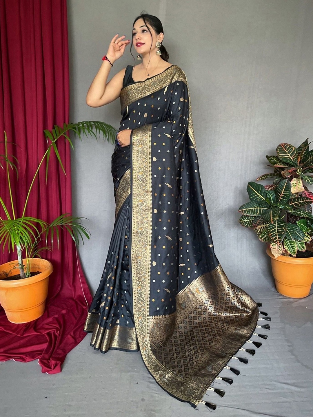 DIVASTRI Woven Design Zari Pure Silk Banarasi Saree With Unstitched Blouse Piece, Black
DIVASTRI Woven Design Zari Pure Silk Banarasi Saree With Unstitched Blouse Piece, Black