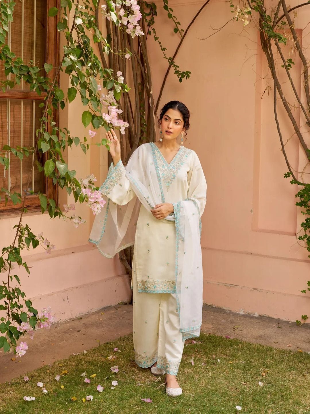 LERIYU Floral Embroidered Thread Work Chanderi Silk Kurta With Palazzos And Dupatta, White
LERIYU Floral Embroidered Thread Work Chanderi Silk Kurta With Palazzos And Dupatta, White