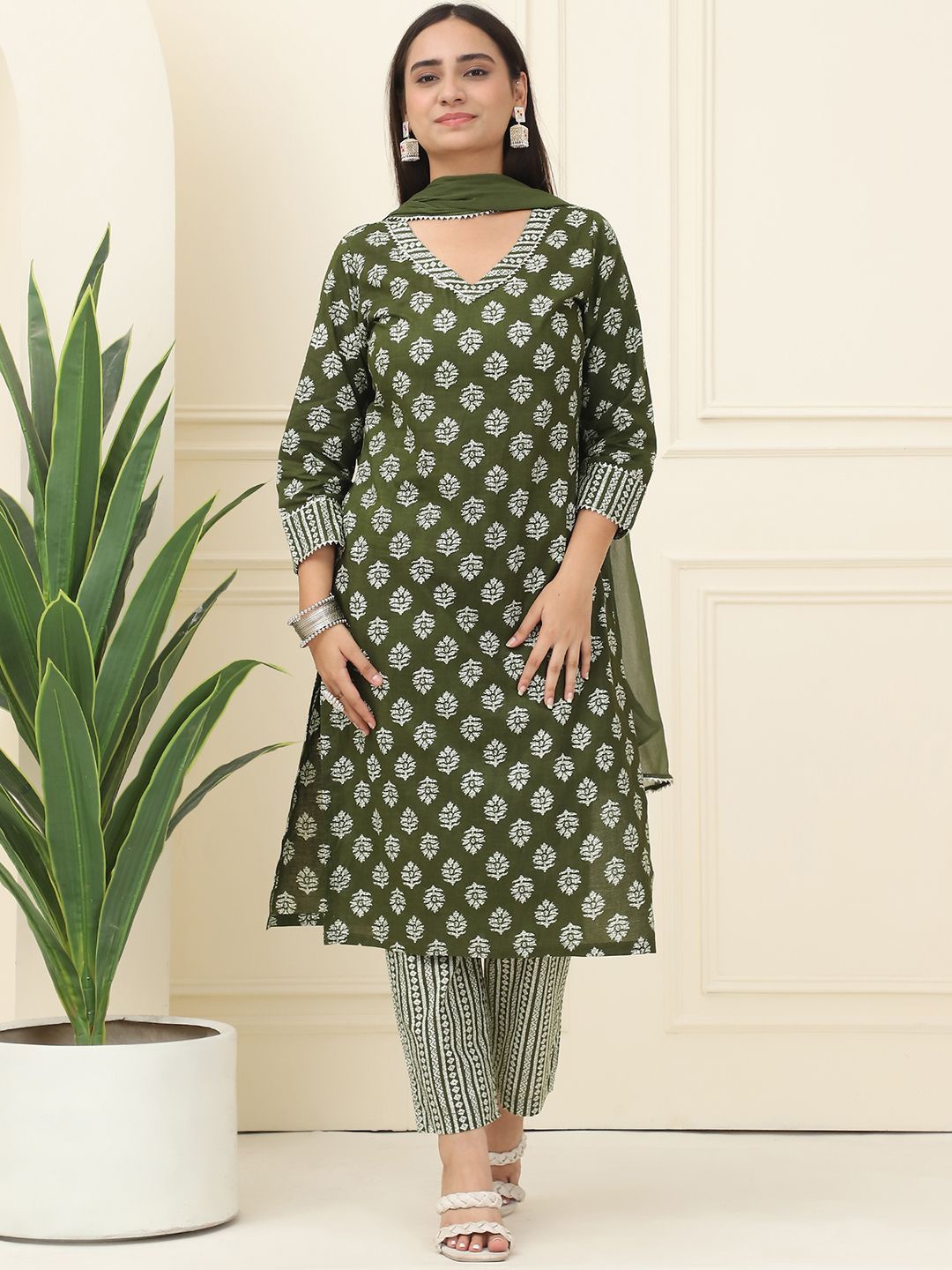BAESD Floral Printed Gotta Patti Work Pure Cotton Straight Kurta With Trousers & Dupatta, White
BAESD Floral Printed Gotta Patti Work Pure Cotton Straight Kurta With Trousers & Dupatta, White