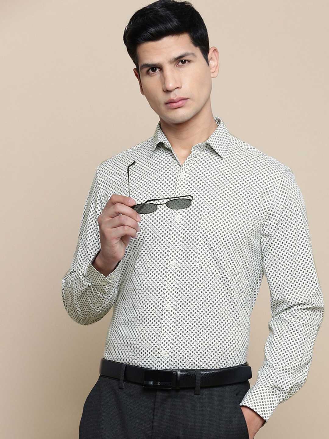 INVICTUS Men Standard Slim Fit Spread Collar Geometric Printed Cotton Casual Shirt, White
INVICTUS Men Standard Slim Fit Spread Collar Geometric Printed Cotton Casual Shirt, White