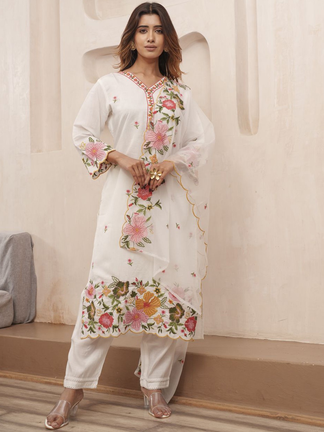 Sangria White Floral Embroidered Poly Chanderi V-Neck Kurta With Trousers And Dupatta, Off white
Sangria White Floral Embroidered Poly Chanderi V-Neck Kurta With Trousers And Dupatta, Off white