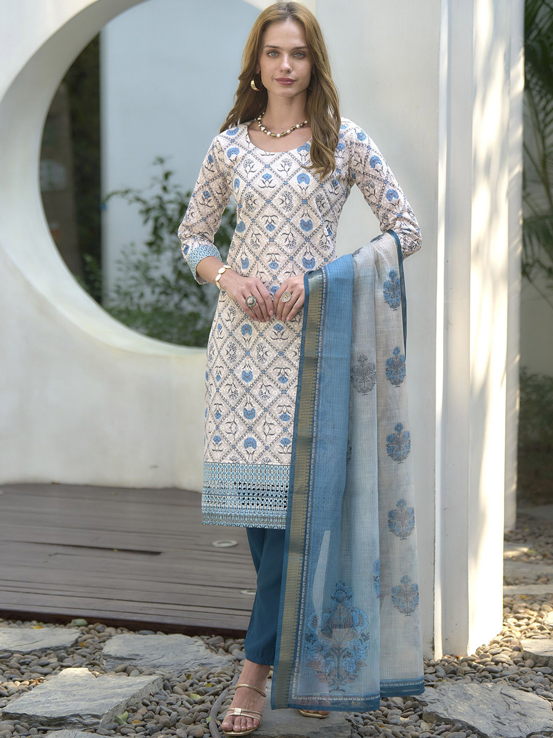 SHREE LAXMINARAYAN EXPORT Women Floral Printed Regular Kurta with Trousers & With Dupatta, White
SHREE LAXMINARAYAN EXPORT Women Floral Printed Regular Kurta with Trousers & With Dupatta, White