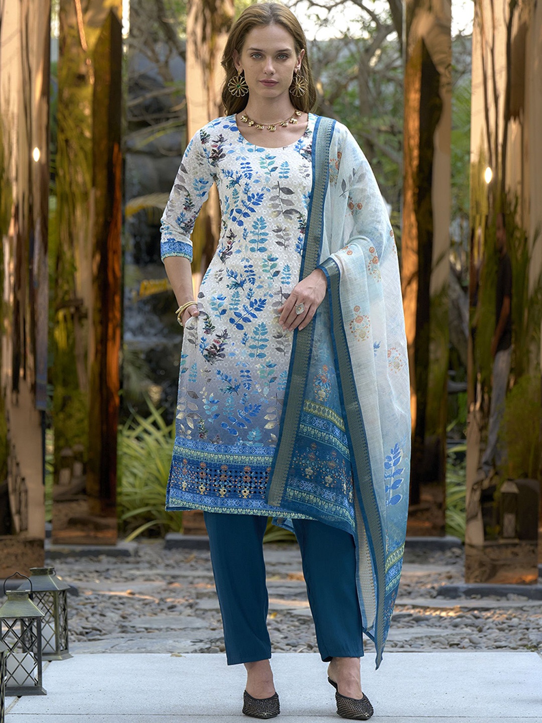 SHREE LAXMINARAYAN EXPORT Women Floral Printed Regular Kurta with Trousers & With Dupatta, White
SHREE LAXMINARAYAN EXPORT Women Floral Printed Regular Kurta with Trousers & With Dupatta, White