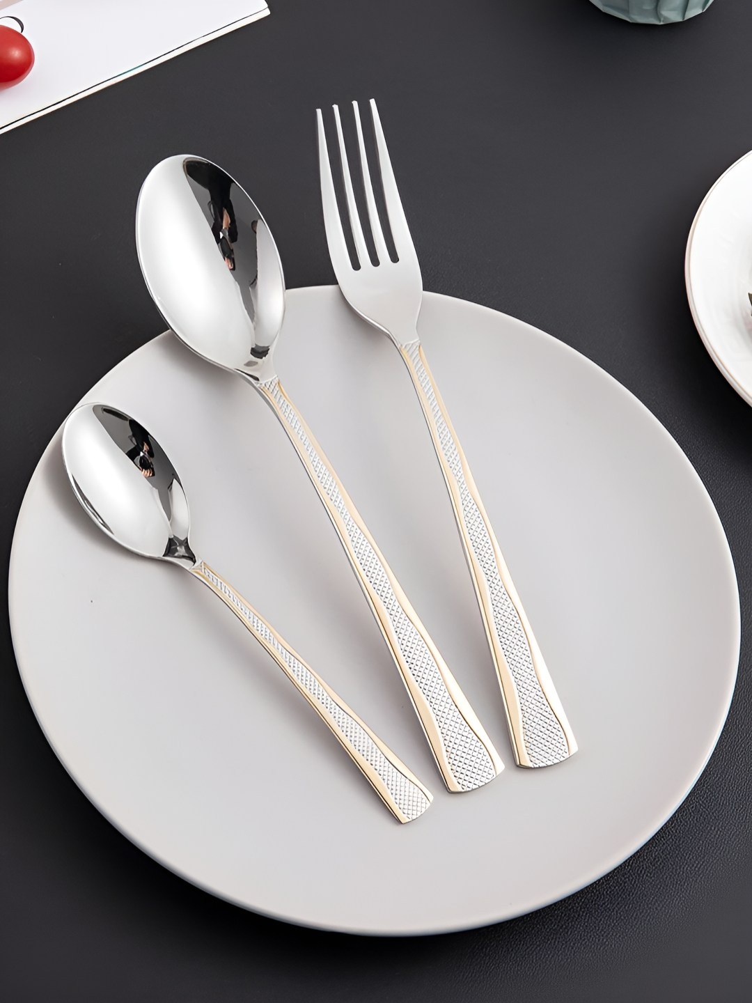 HOKIPO Silver-Toned 18 Pieces Mirror Finish Stainless Steel Cutlery Set With Gift box
HOKIPO Silver-Toned 18 Pieces Mirror Finish Stainless Steel Cutlery Set With Gift box