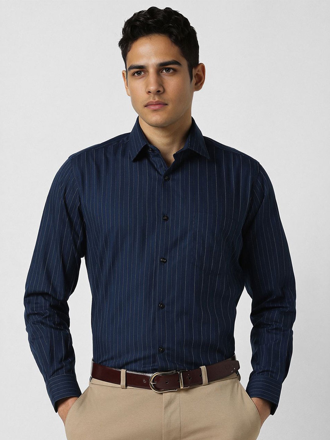 Van Heusen Men Regular Fit Spread Collar Vertical Striped Cotton Formal Shirt, Navy blue
Van Heusen Men Regular Fit Spread Collar Vertical Striped Cotton Formal Shirt, Navy blue