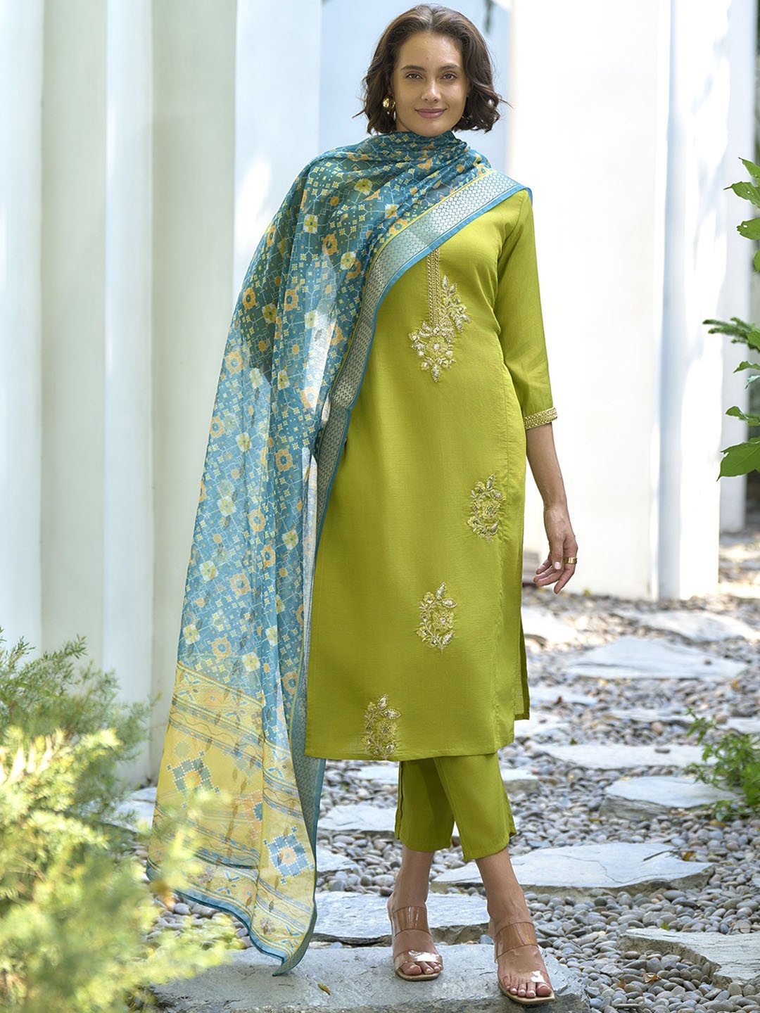 SHREE LAXMINARAYAN EXPORT Floral Embroidered Straight Kurta With Trouser & Dupatta, Green
SHREE LAXMINARAYAN EXPORT Floral Embroidered Straight Kurta With Trouser & Dupatta, Green
