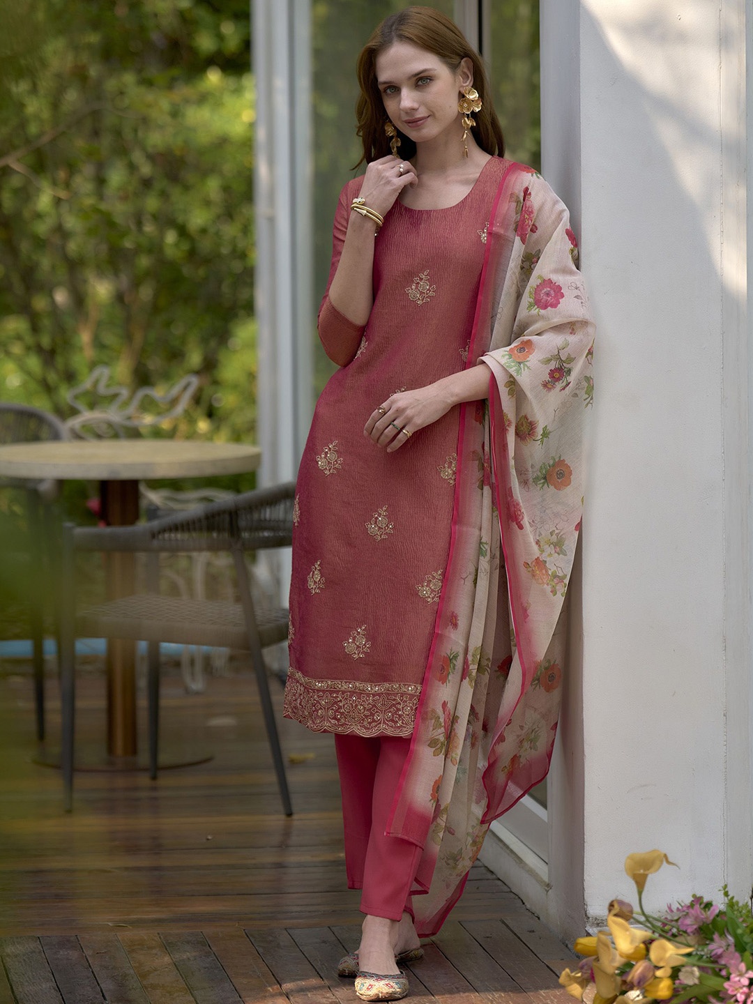 SHREE LAXMINARAYAN EXPORT Floral Embroidered Straight Kurta With Trouser & Dupatta, Pink
SHREE LAXMINARAYAN EXPORT Floral Embroidered Straight Kurta With Trouser & Dupatta, Pink