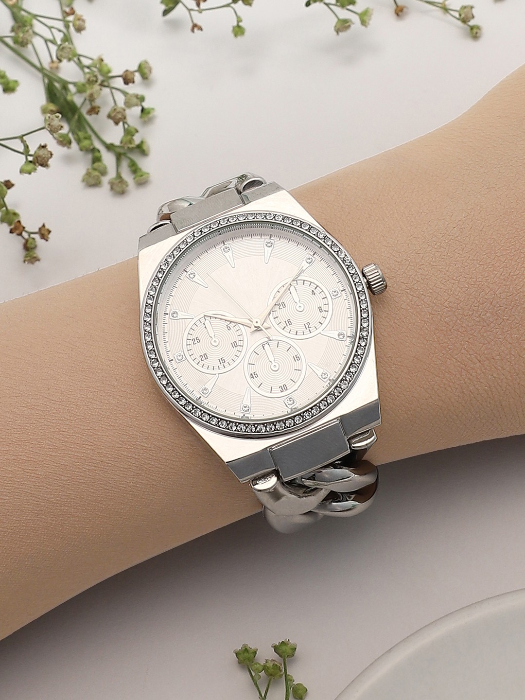 HAUTE SAUCE by Campus Sutra Women The Three-Dial Chunkylink Cushion Watch AW25_HSWC1298, Silver
HAUTE SAUCE by Campus Sutra Women The Three-Dial Chunkylink Cushion Watch AW25_HSWC1298, Silver