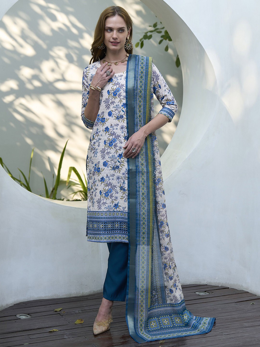 SHREE LAXMINARAYAN EXPORT Women Floral Printed Regular Kurti with Trousers & With Dupatta, White
SHREE LAXMINARAYAN EXPORT Women Floral Printed Regular Kurti with Trousers & With Dupatta, White