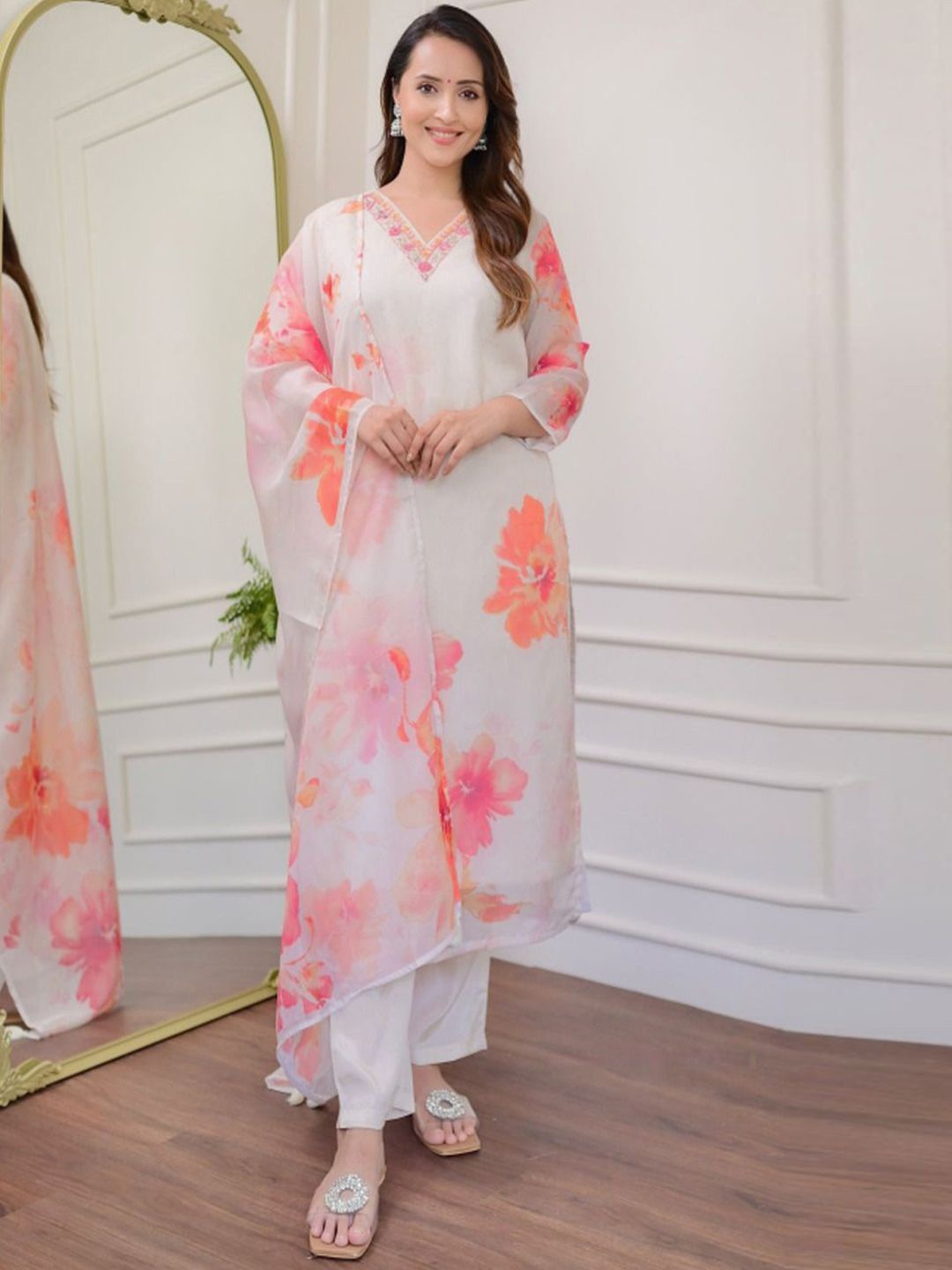 DIVASTRI Floral Printed Thread Work V-Neck Straight Kurta With Trousers And Dupatta, Off white
DIVASTRI Floral Printed Thread Work V-Neck Straight Kurta With Trousers And Dupatta, Off white
