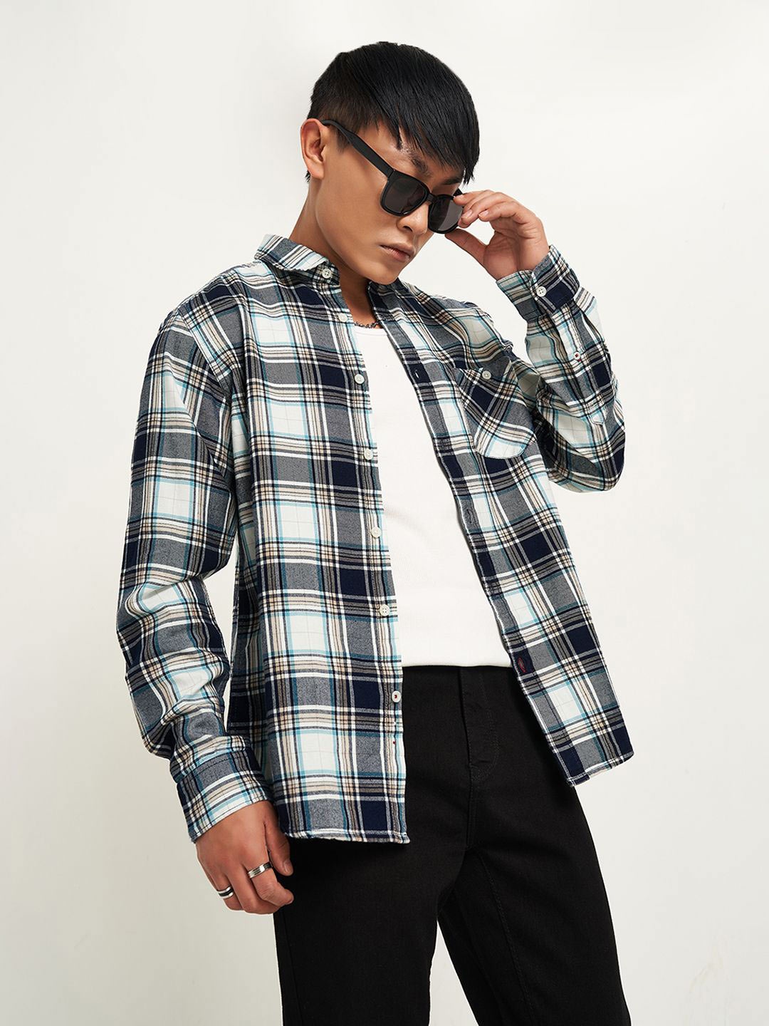 SF JEANS by Pantaloons Men Spread Collar Tartan Checked Cotton Casual Shirt, Navy blue
SF JEANS by Pantaloons Men Spread Collar Tartan Checked Cotton Casual Shirt, Navy blue