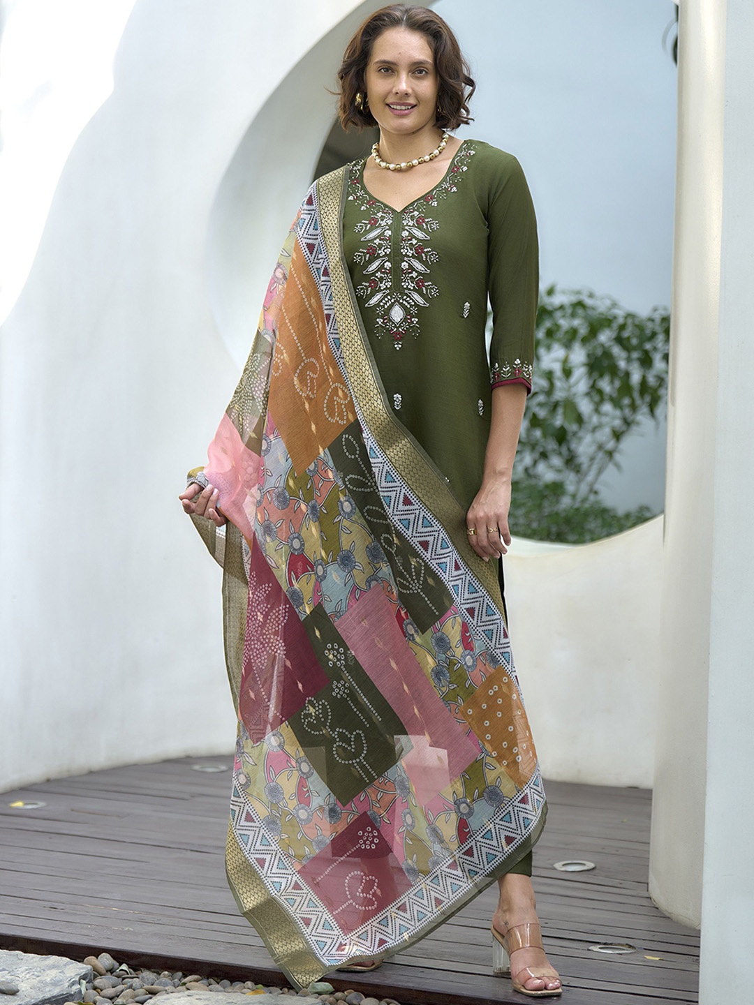 SHREE LAXMINARAYAN EXPORT Floral Embroidered Straight Kurta With Trouser & Dupatta, Olive
SHREE LAXMINARAYAN EXPORT Floral Embroidered Straight Kurta With Trouser & Dupatta, Olive