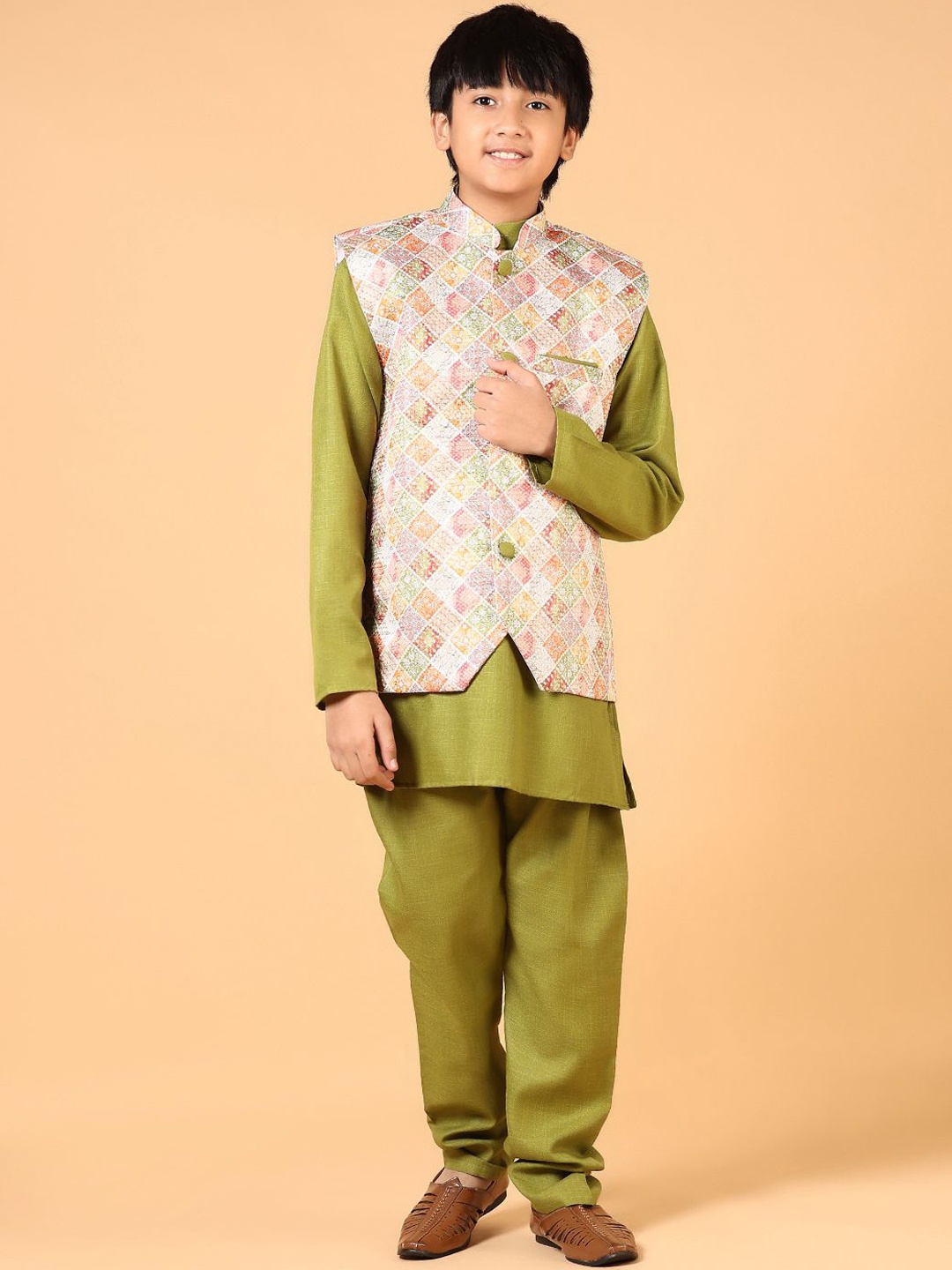 V-Mart Boys Mandarin Collar Pure Cotton Straight Kurta With Pyjama & Nehru Jacket, Green
V-Mart Boys Mandarin Collar Pure Cotton Straight Kurta With Pyjama & Nehru Jacket, Green