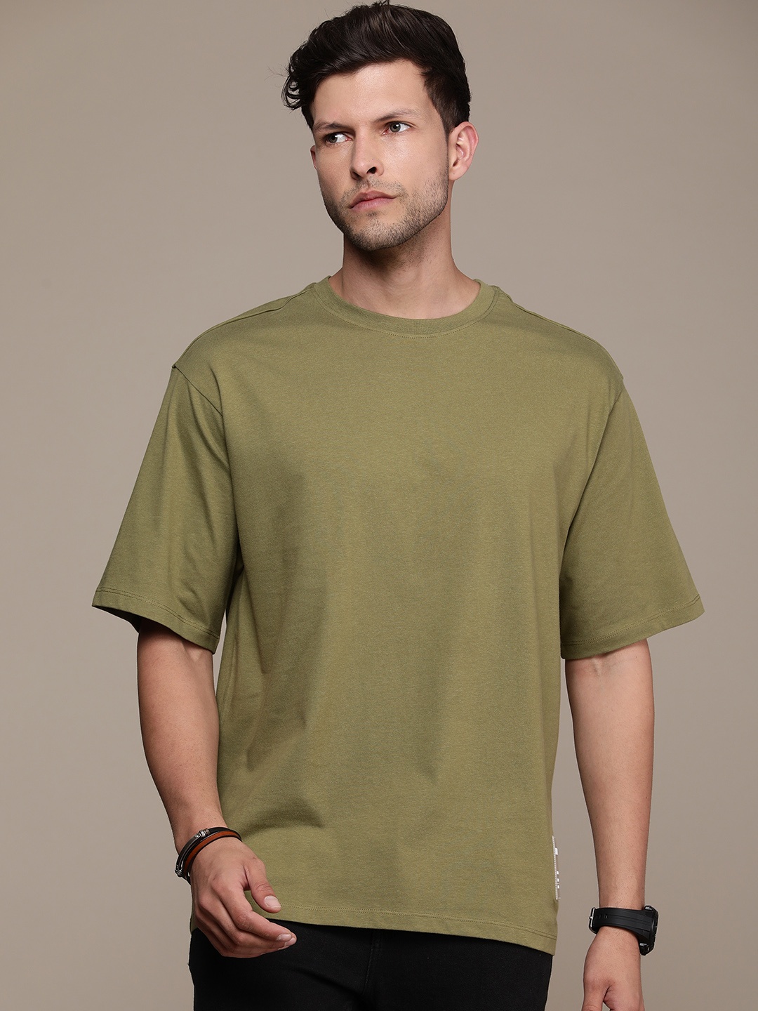 The Roadster Lifestyle Co. Oversized Fit Pure Cotton Solid Drop-Shoulder Sleeves Casual T-shirt, Olive
The Roadster Lifestyle Co. Oversized Fit Pure Cotton Solid Drop-Shoulder Sleeves Casual T-shirt, Olive