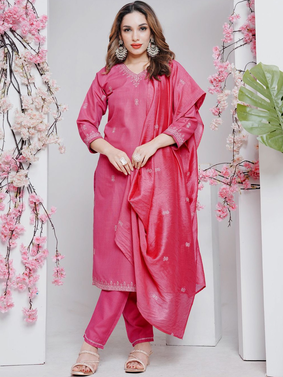 ARADHNA Floral Embroidered Sequinned V-Neck Straight Kurta With Trousers & Dupatta, Pink
ARADHNA Floral Embroidered Sequinned V-Neck Straight Kurta With Trousers & Dupatta, Pink