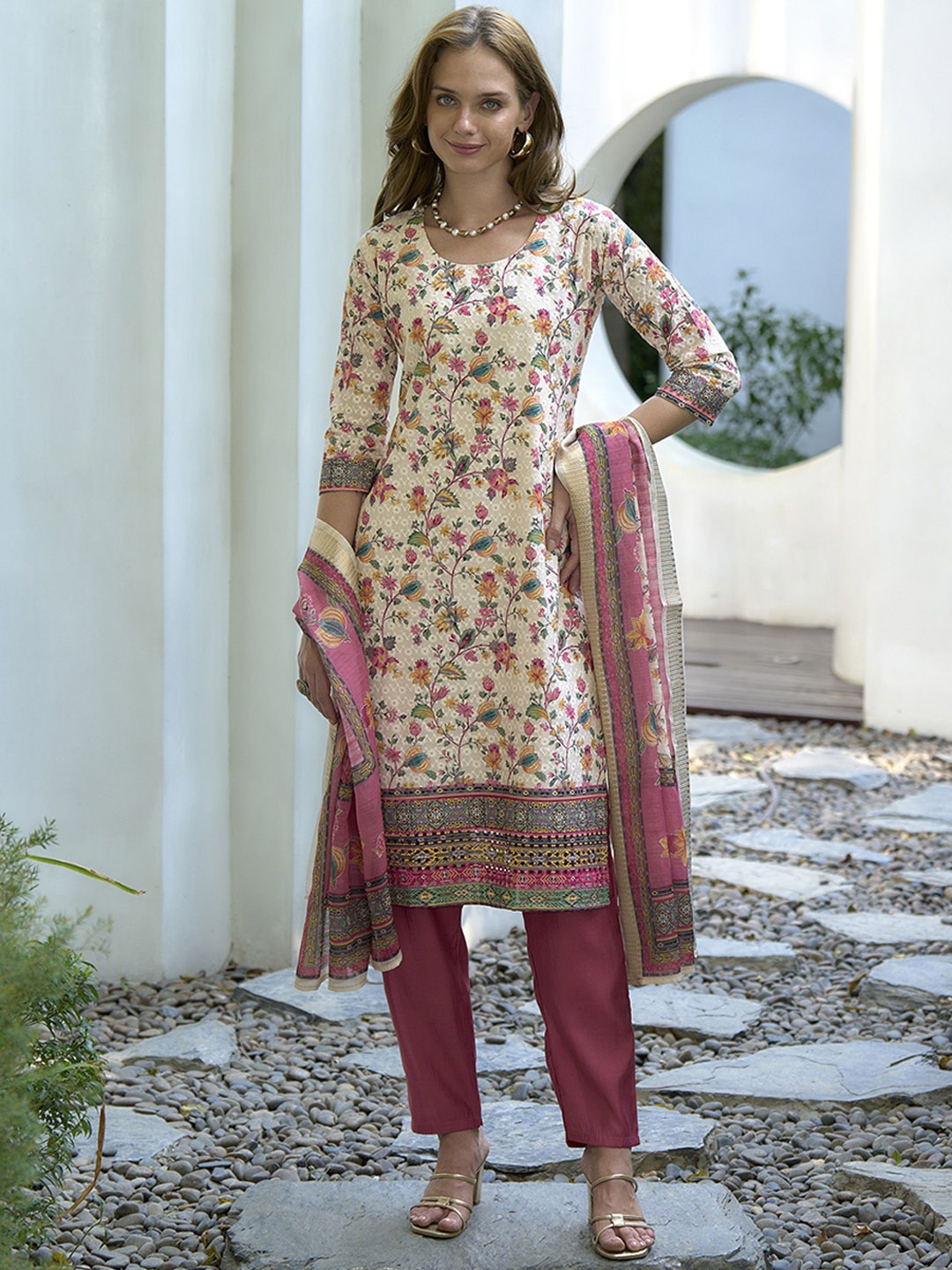 SHREE LAXMINARAYAN EXPORT Women Floral Printed Regular Kurti with Trousers & With Dupatta, White
SHREE LAXMINARAYAN EXPORT Women Floral Printed Regular Kurti with Trousers & With Dupatta, White