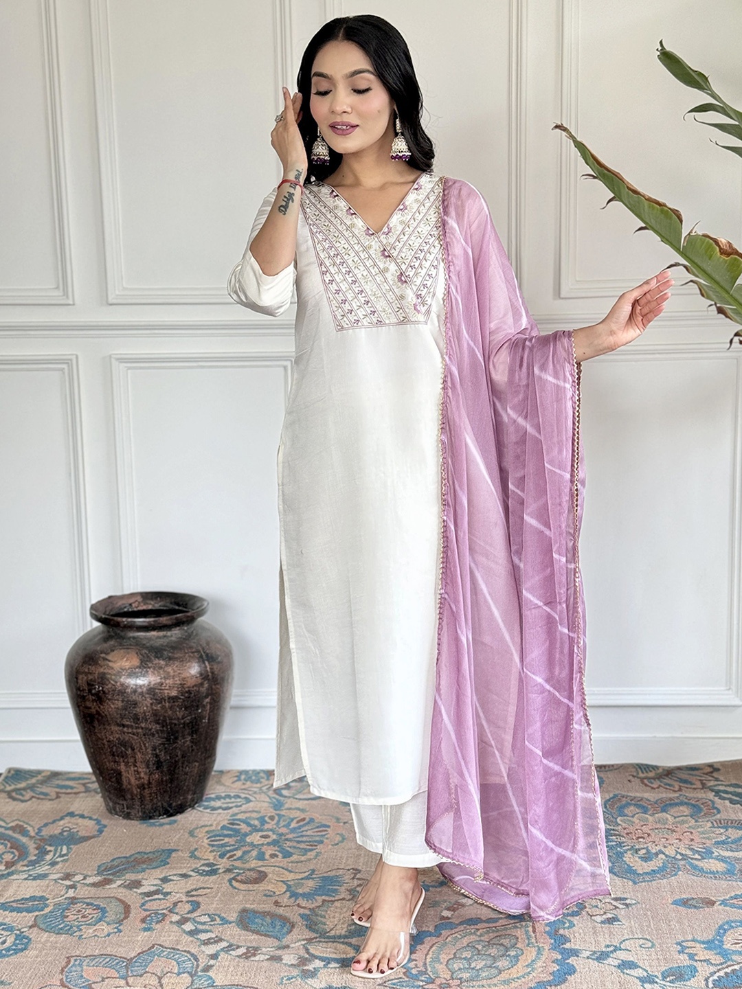 Kurti Culture Floral Embroidered Thread Work A Line Kurta With Trousers & Dupatta, White
Kurti Culture Floral Embroidered Thread Work A Line Kurta With Trousers & Dupatta, White