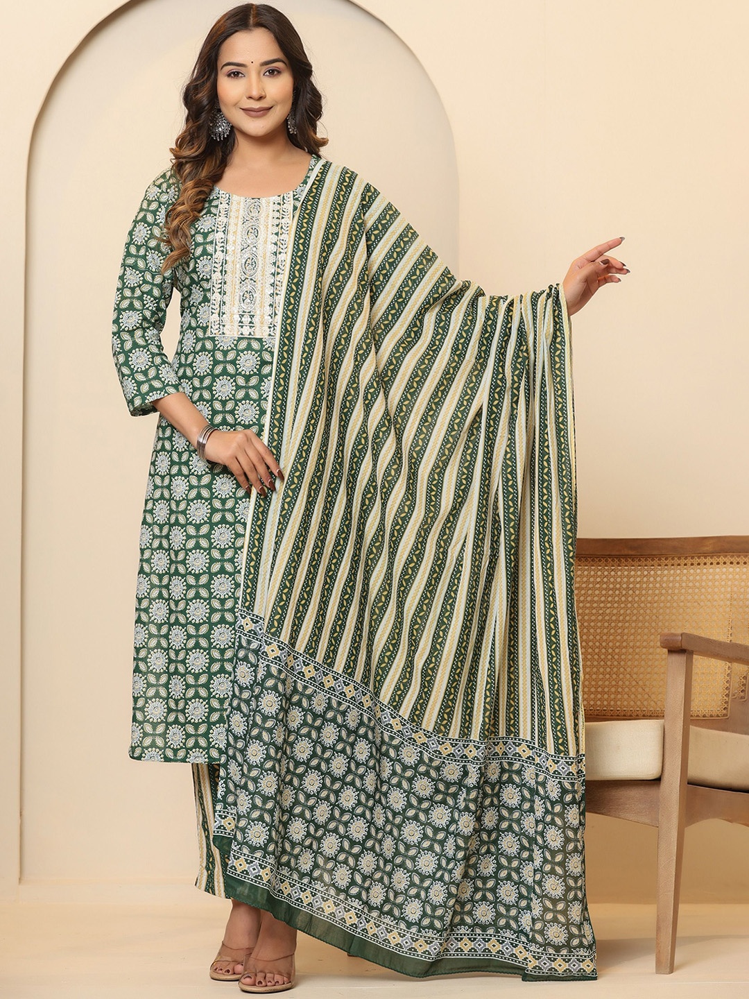 PRIVIE Floral Printed Regular Pure Cotton Straight Kurta with Trousers & Dupatta, Green
PRIVIE Floral Printed Regular Pure Cotton Straight Kurta with Trousers & Dupatta, Green