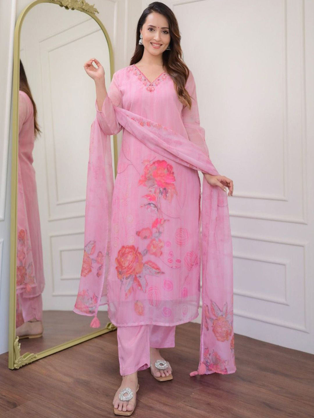 DIVASTRI Floral Printed Sequinned V-Neck Straight Kurta With Trousers & Dupatta, Pink 
DIVASTRI Floral Printed Sequinned V-Neck Straight Kurta With Trousers & Dupatta, Pink