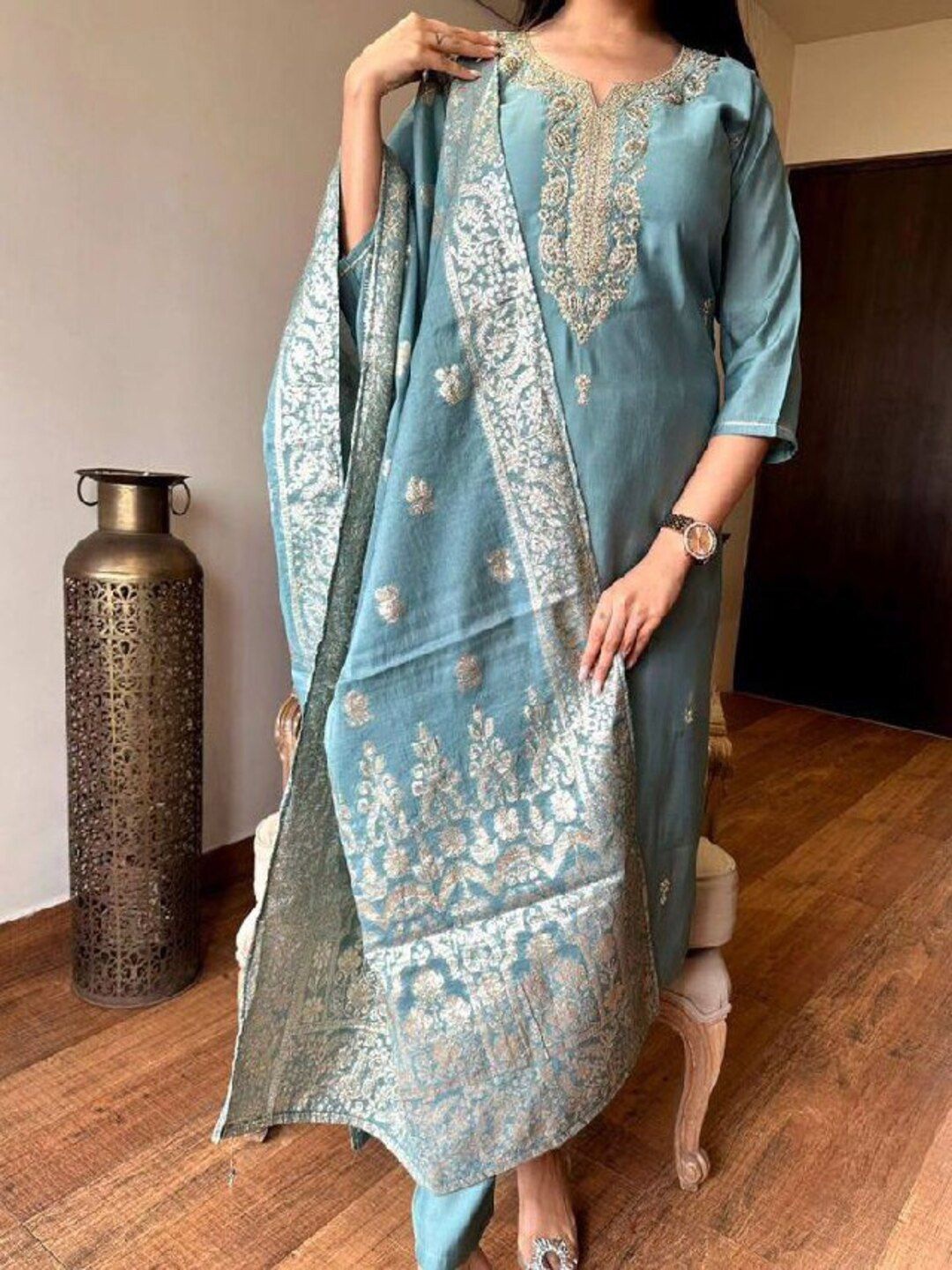 DIVASTRI Floral Embroidered Sequinned Round Neck Straight Kurta With Trousers & Dupatta, Blue
DIVASTRI Floral Embroidered Sequinned Round Neck Straight Kurta With Trousers & Dupatta, Blue