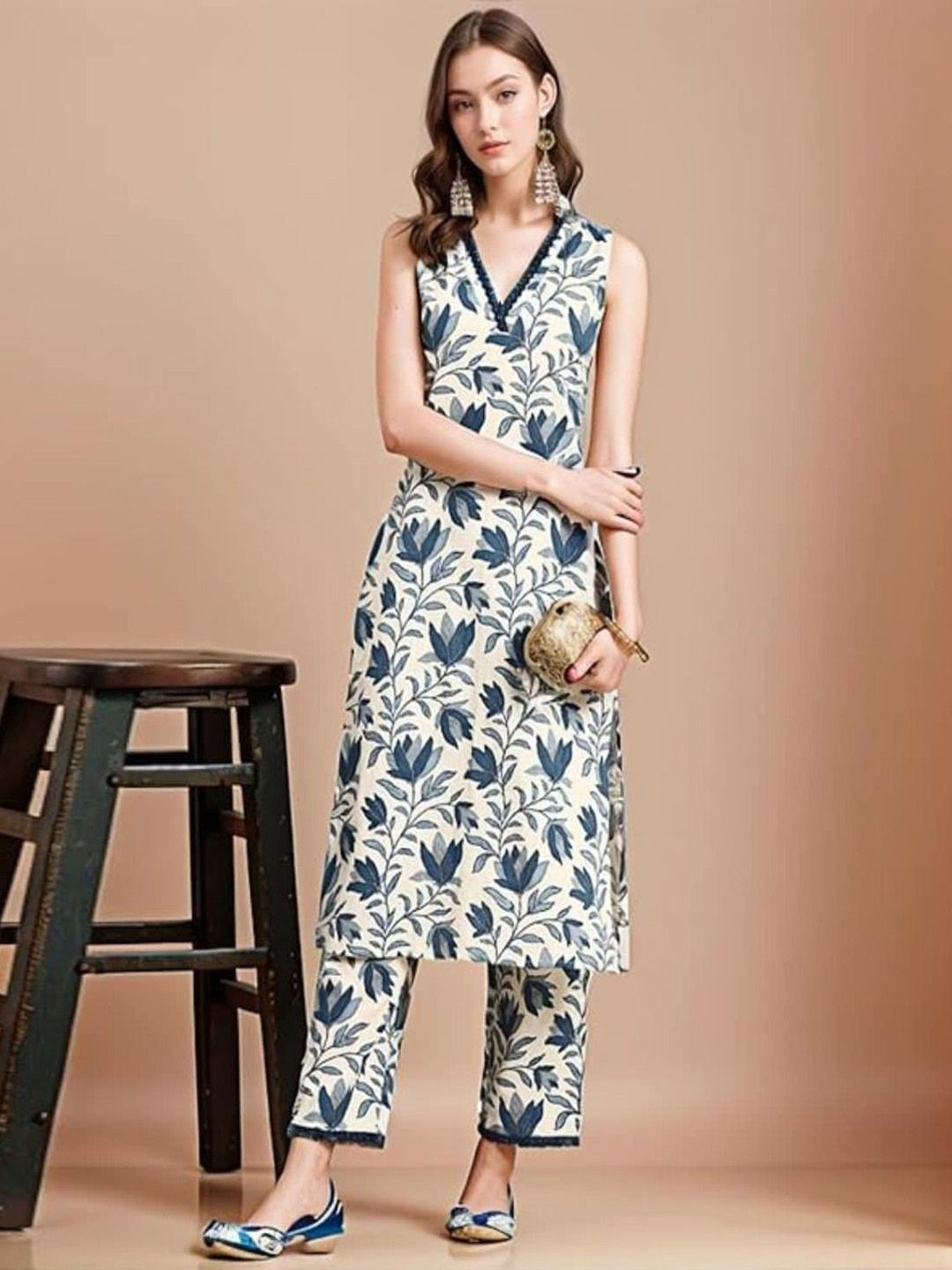 DIVASTRI Floral Printed V-Neck Thread Work Kurta with Trousers, Navy blue
DIVASTRI Floral Printed V-Neck Thread Work Kurta with Trousers, Navy blue
