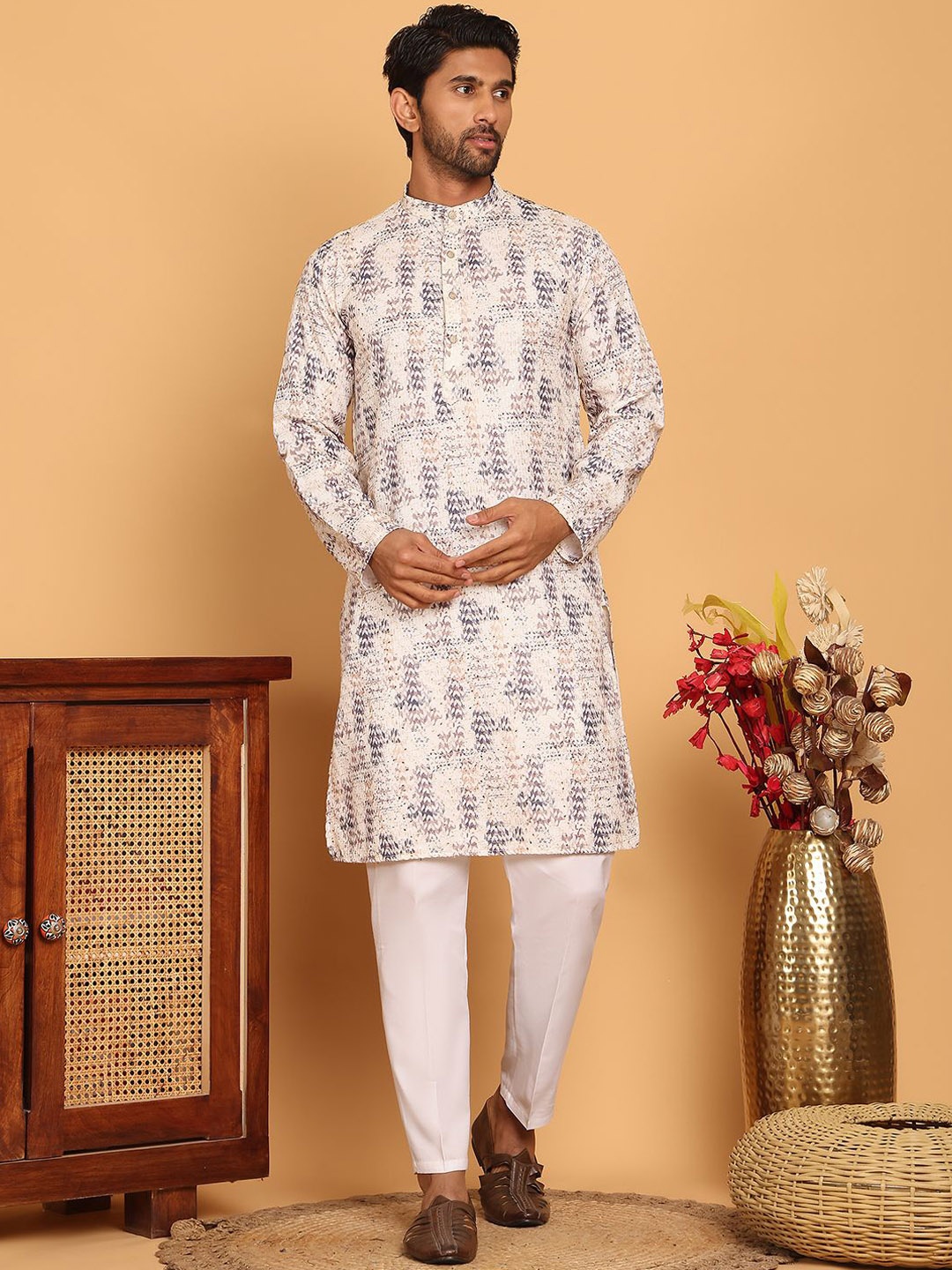 Anouk Grey Geometric Embroidered Sequinned Mandarin Collar Straight Kurta With Pyjamas, White
Anouk Grey Geometric Embroidered Sequinned Mandarin Collar Straight Kurta With Pyjamas, White