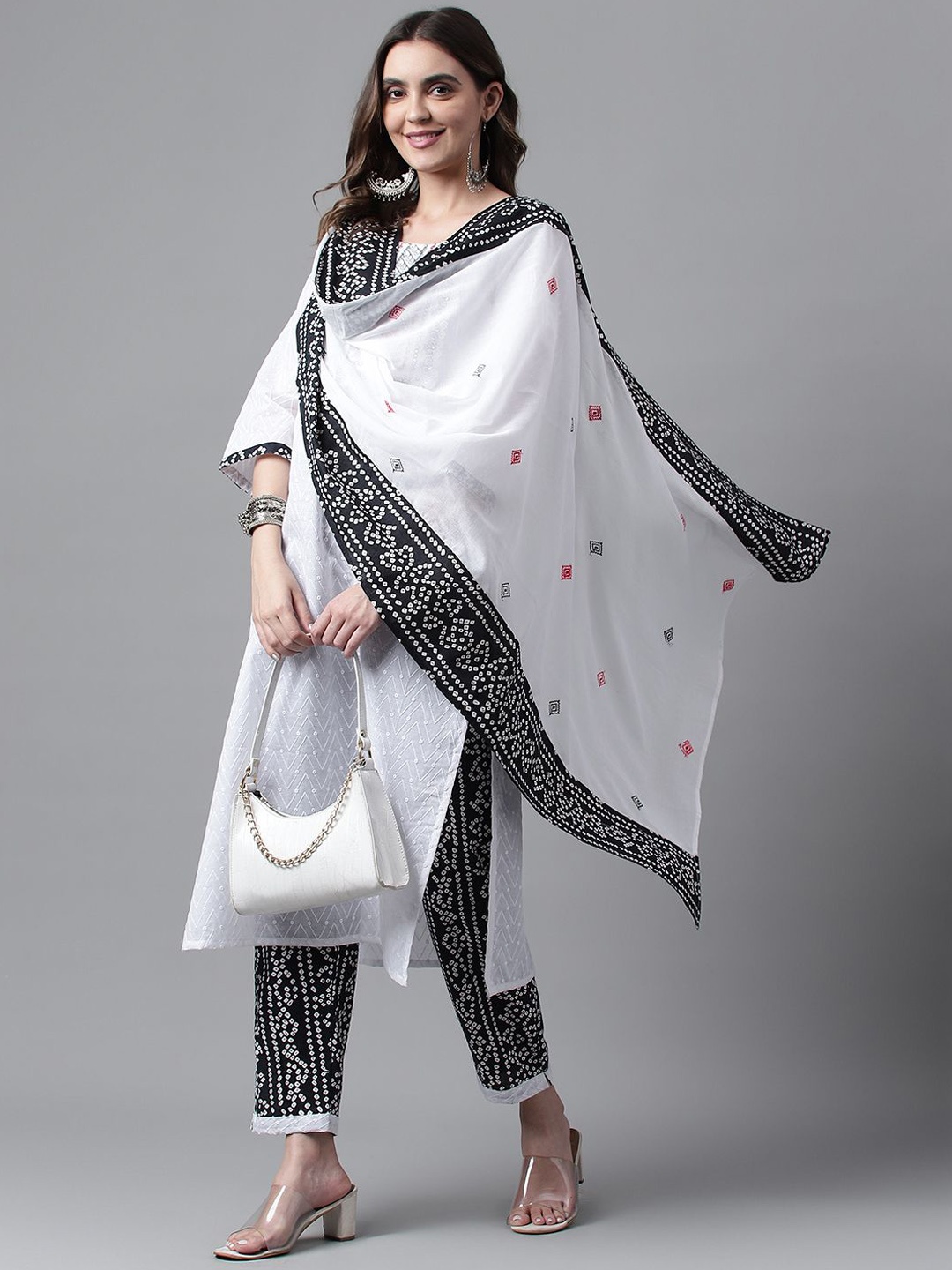 DIVASTRI Floral Embroidered Thread Work Round Neck Pure Cotton Kurta With Salwar & Dupatta, White
DIVASTRI Floral Embroidered Thread Work Round Neck Pure Cotton Kurta With Salwar & Dupatta, White