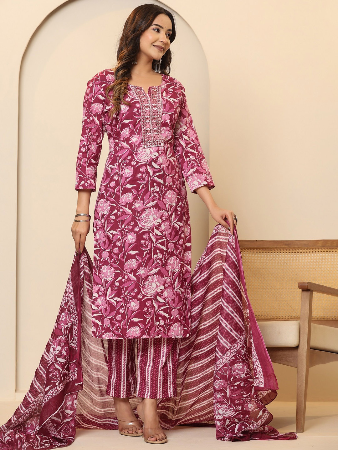PRIVIE Floral Printed Regular Pure Cotton Straight Kurta with Trousers & Dupatta, Purple
PRIVIE Floral Printed Regular Pure Cotton Straight Kurta with Trousers & Dupatta, Purple