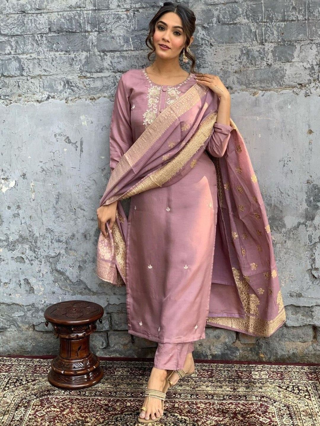 DIVASTRI Floral Embroidered Round Neck Straight Kurta With Trousers & Dupatta, Rose gold
DIVASTRI Floral Embroidered Round Neck Straight Kurta With Trousers & Dupatta, Rose gold