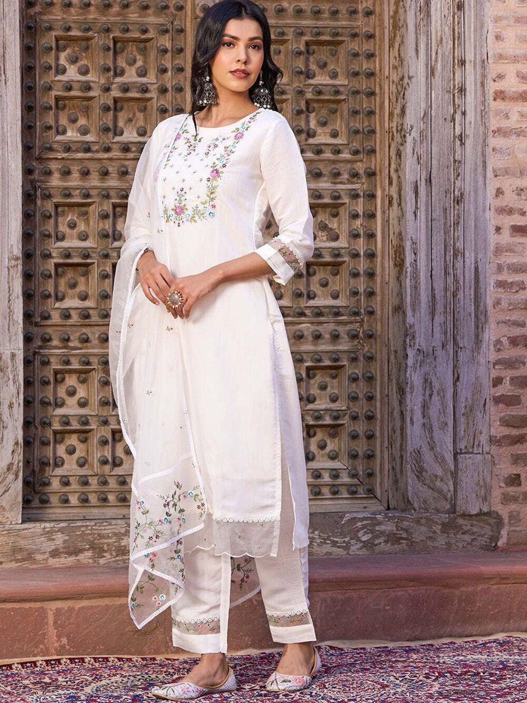 DIVASTRI Floral Embroidered Thread Work Straight Kurta With Trouser And Dupatta, White
DIVASTRI Floral Embroidered Thread Work Straight Kurta With Trouser And Dupatta, White