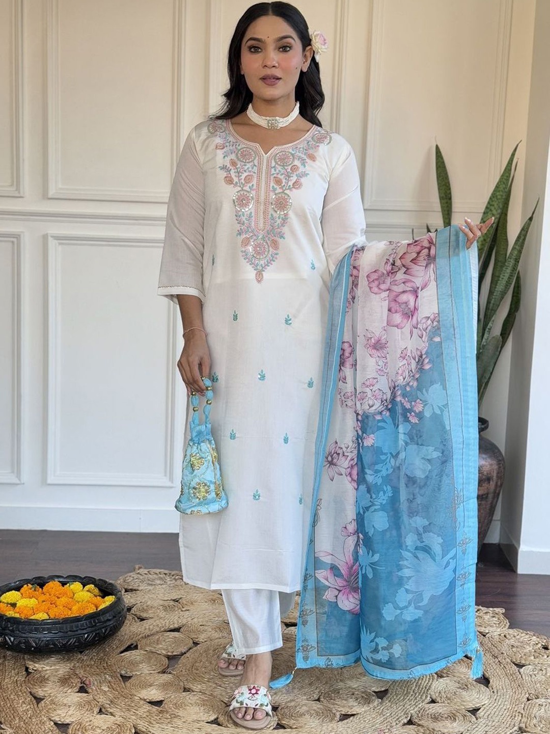 DIVASTRI Floral Embroidered Sequinned Round Neck Straight Kurta With Trousers & Dupatta, White
DIVASTRI Floral Embroidered Sequinned Round Neck Straight Kurta With Trousers & Dupatta, White