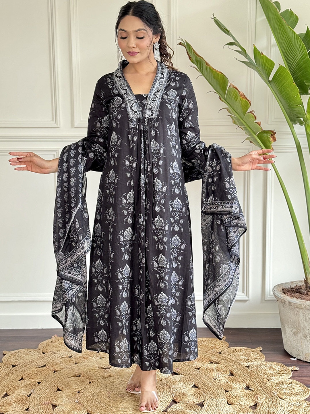 ZIBLON Floral Printed Notch Neck Pleated Chanderi Silk A-Line Kurta With Trouser & Dupatta, Black
ZIBLON Floral Printed Notch Neck Pleated Chanderi Silk A-Line Kurta With Trouser & Dupatta, Black
